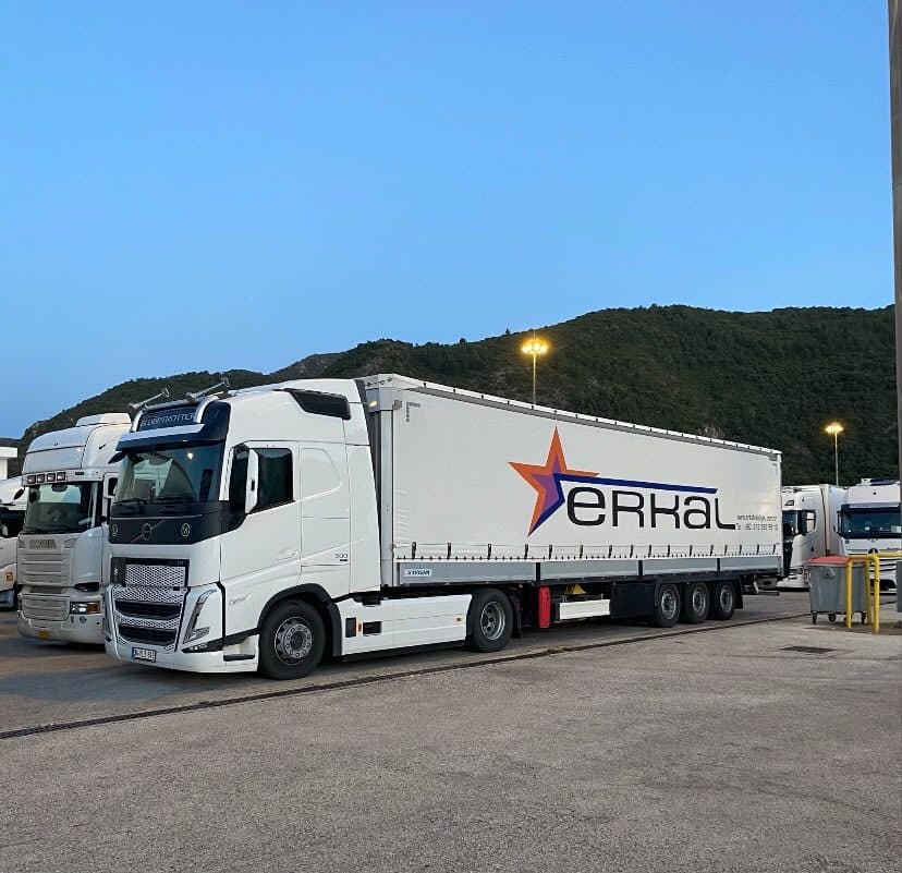Erkal Nakliyat lojistik tesisinde iki araç