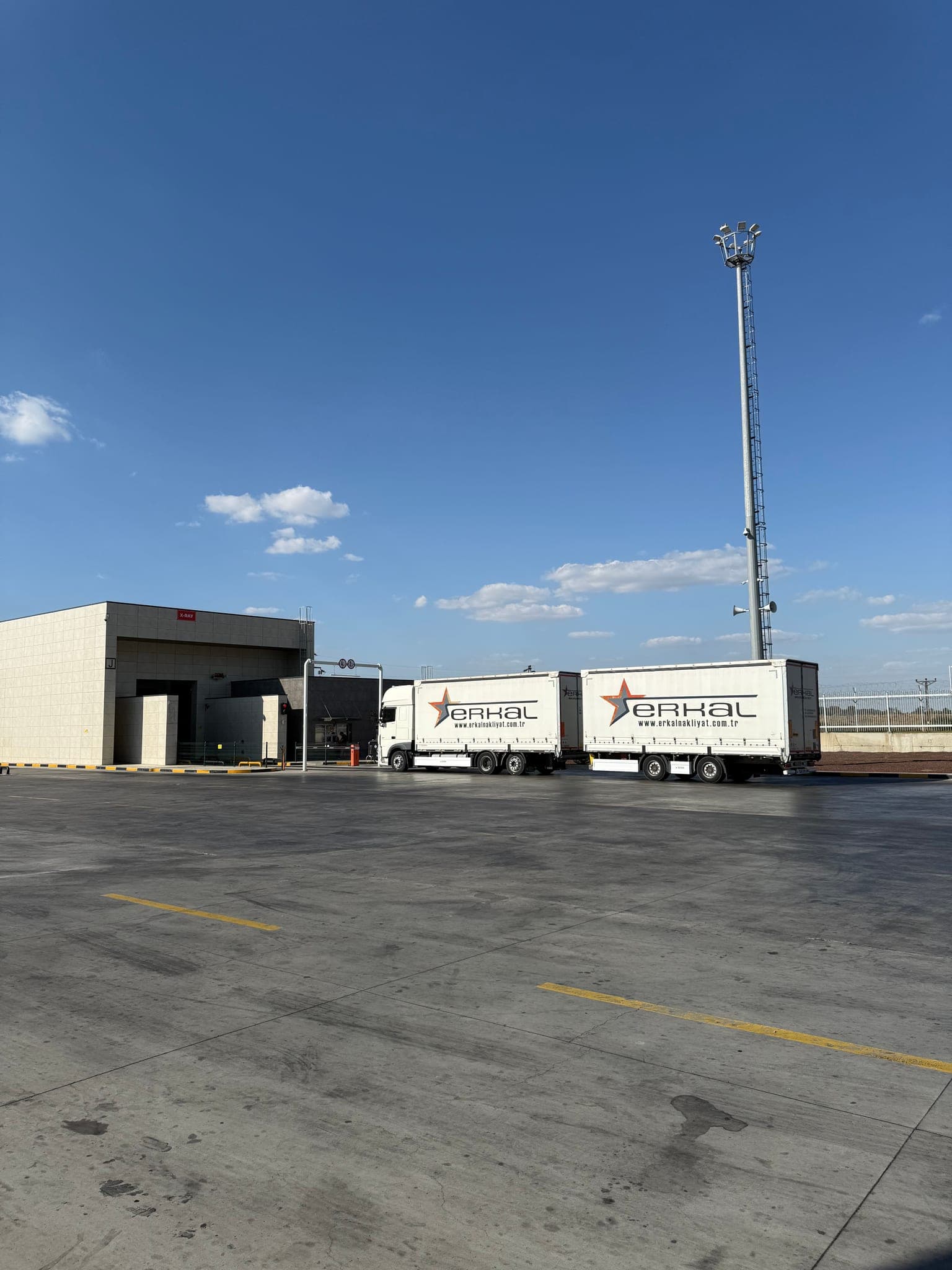 Camion Erkal Nakliyat nel piazzale flotta